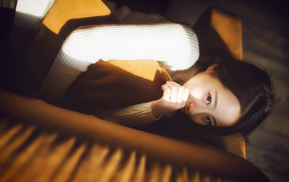 “嗯，家父最近身体不适，妾身明日想回娘家一趟。”美妇有些为难的看向刘璝，毕竟自己夫君久在军中，难得回来，自己却不能够陪伴左右，心中有些愧疚。